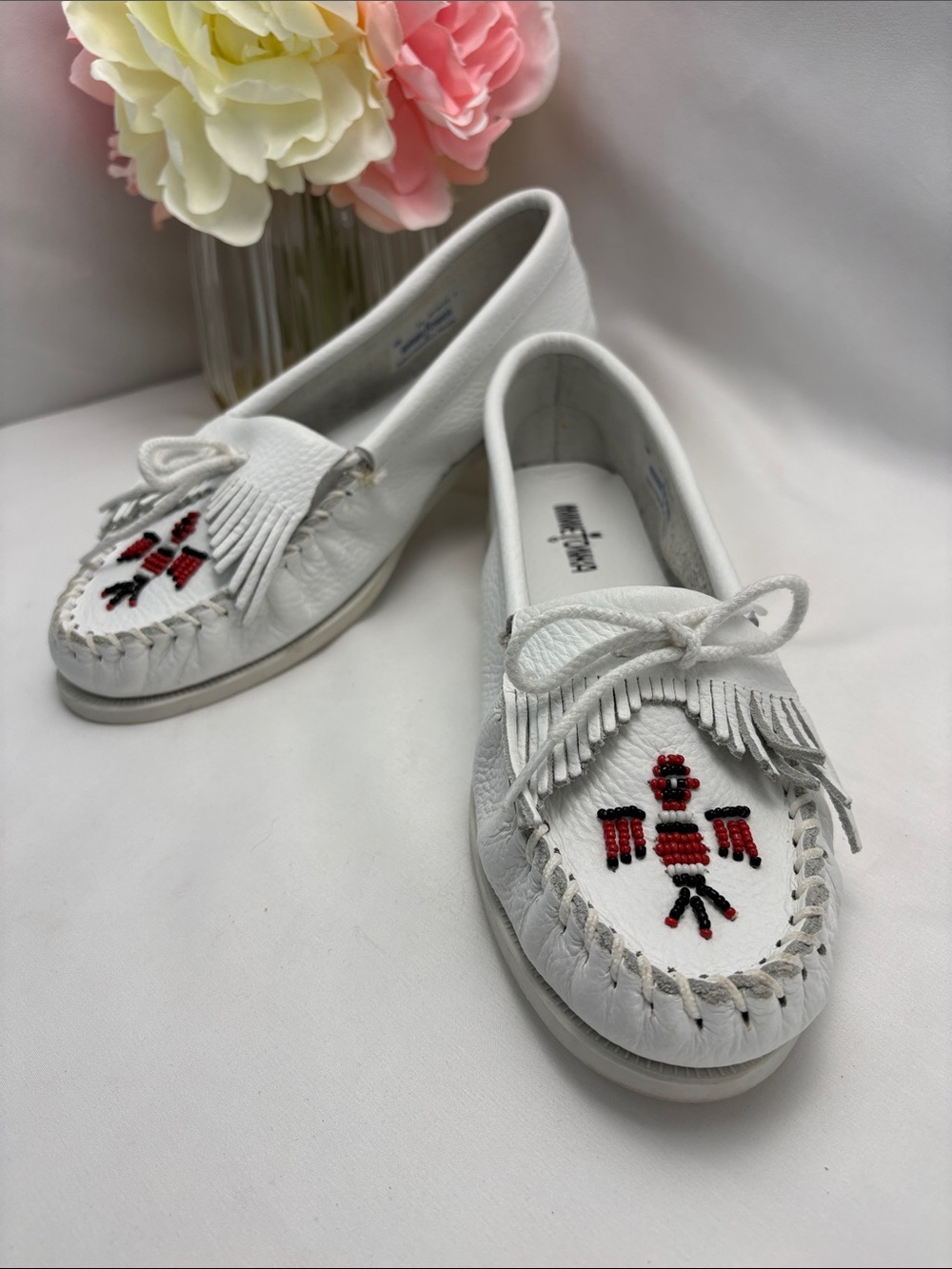 Minnetonka Women’s 10 White Beaded Fringe Moccasins with Red and Black Accent346
